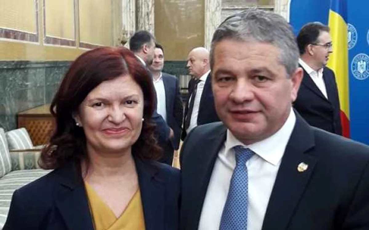 Managerul SJU Zalău, alături de ministrul Sănătăţii, la semnarea contractelor de achiziţie FOTO Facebook.com/Liliana Neaga