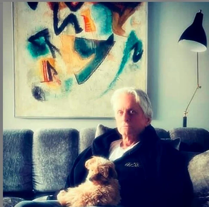 Actorul stă mai tot timpul pe canapea și nu face nimicFoto: Instagram