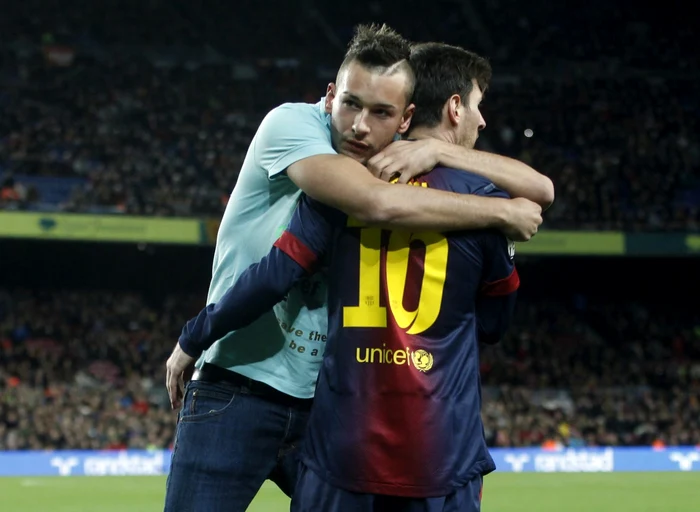 Un suporter a intrat pe teren pentru a-l îmbrăţişa pe Lionel Messi FOTO: REUTERS
