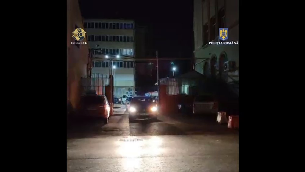 Proxeneți și cămătari care au îngrozit două județe, cu ramificații în Austria și Germania. Descinderi în forță VIDEO
