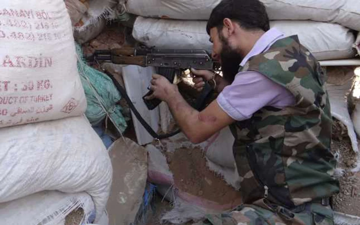 Luptător al Armatei Siriene Libere, în Al-Ghouta, o suburbie a Damascului, pe 9 septembrie FOTO Reuters