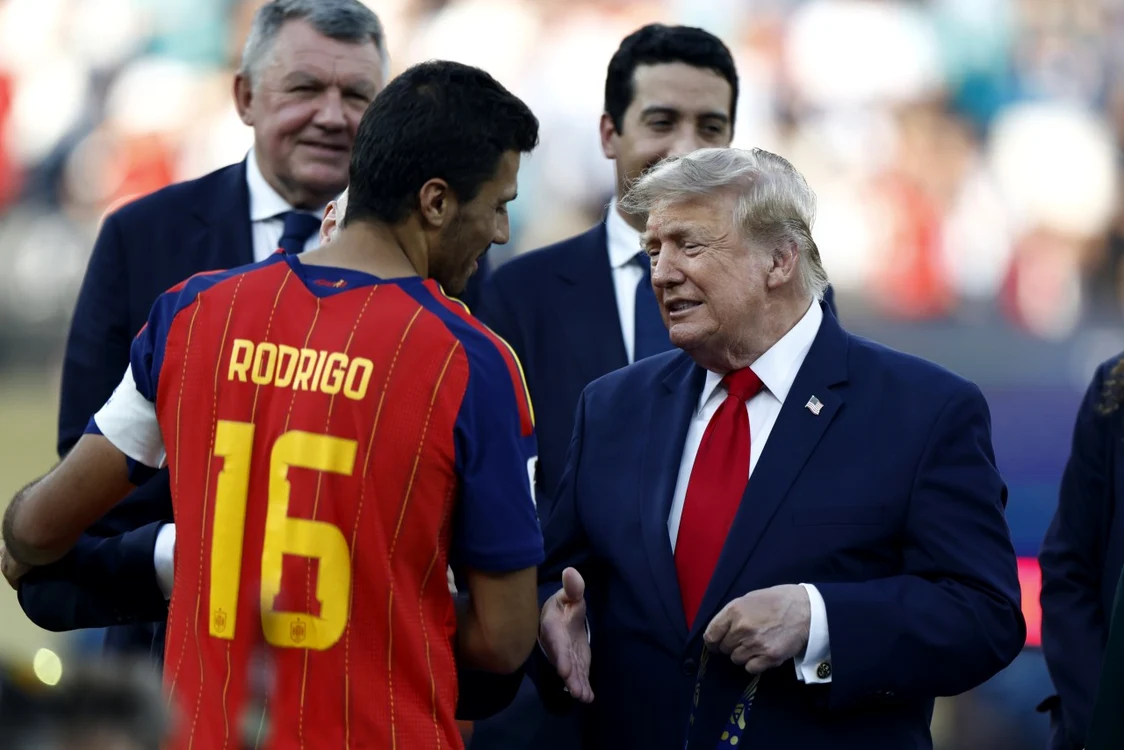 Rodri a primit trofeul de la președintele SUA, Donald Trump (Foto: EPAImages)