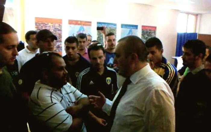 Iulian Bădescu, de vorbă cu suporterii veniţi la şedinţa CL