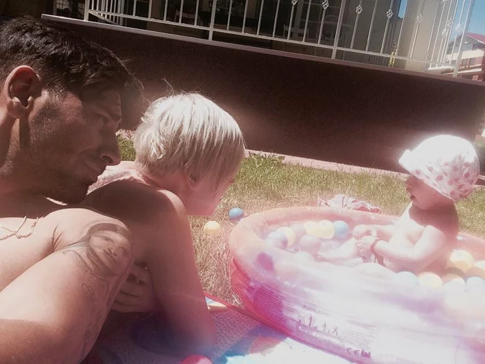 
    Connect-R a fotografiat-o pe Misha în timp ce făcea plajă în sânii goifoto: Arhiva Personală  