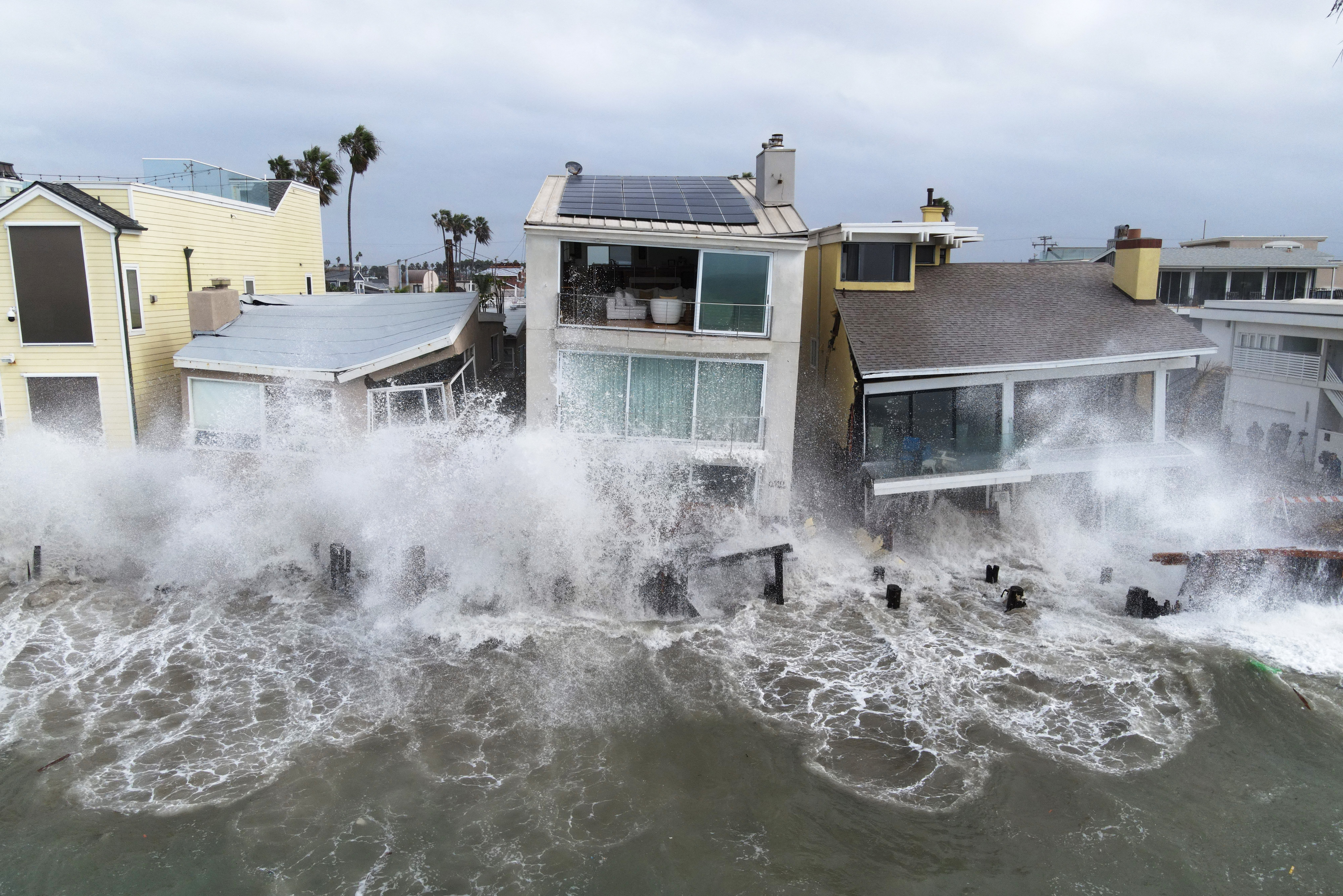 Daunele provocate de furtună pe faleză și la locuințele din Long Beach, California