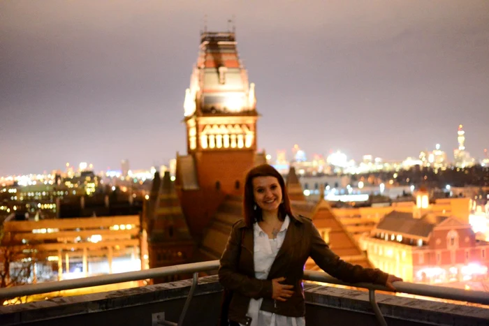 Românca Ana-Maria Constantin, în campusul Harvard. În spate, cantina campusului FOTO Arhivă personală