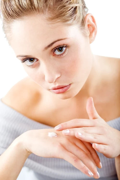 
    Evită produsele cosmetice pentru îngrijirea mâinilor care conţin alcool!  