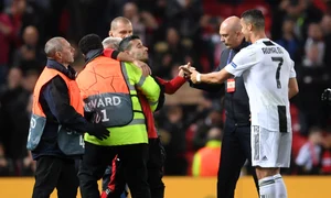 Ronaldo a pus mâna pe telefonul exibiţionistului îmbrăcat în tricoul său cu numărul 7 de pe vremuri şi l a pus să zâmbească pentru că urmează fotografia jpeg