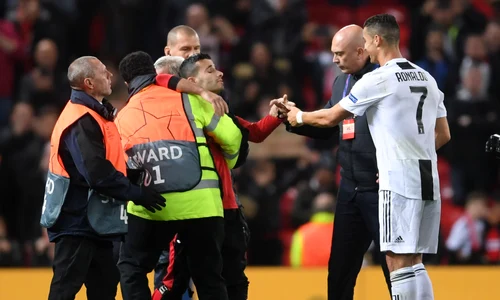 Ronaldo a pus mâna pe telefonul exibiţionistului îmbrăcat în tricoul său cu numărul 7 de pe vremuri şi l a pus să zâmbească pentru că urmează fotografia jpeg