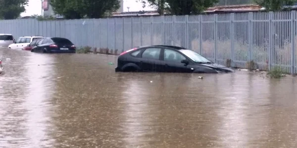 Potop la Constanţa unde a plouat torenţial acoperind maşinile si inundând străzi şi bulevarde Foto Eugen Tănăsescu