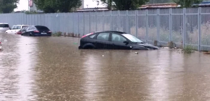 Potop la Constanţa unde a plouat torenţial acoperind maşinile si inundând străzi şi bulevarde Foto Eugen Tănăsescu