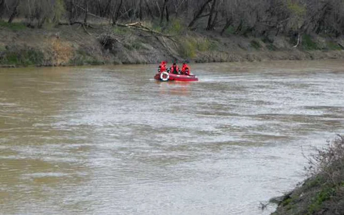 Pompierii ialomiţeni au început operaţiunile de căutare a trupului tânărului de 29 de ani FOTO : ISU IL