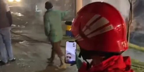 Paramedic SMURD Sibiu surprins într-un videocall în timpul intervenţiei la un incendiu Foto captură You Tube