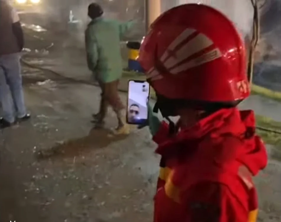 Paramedic SMURD Sibiu surprins într-un videocall în timpul intervenţiei la un incendiu Foto captură You Tube
