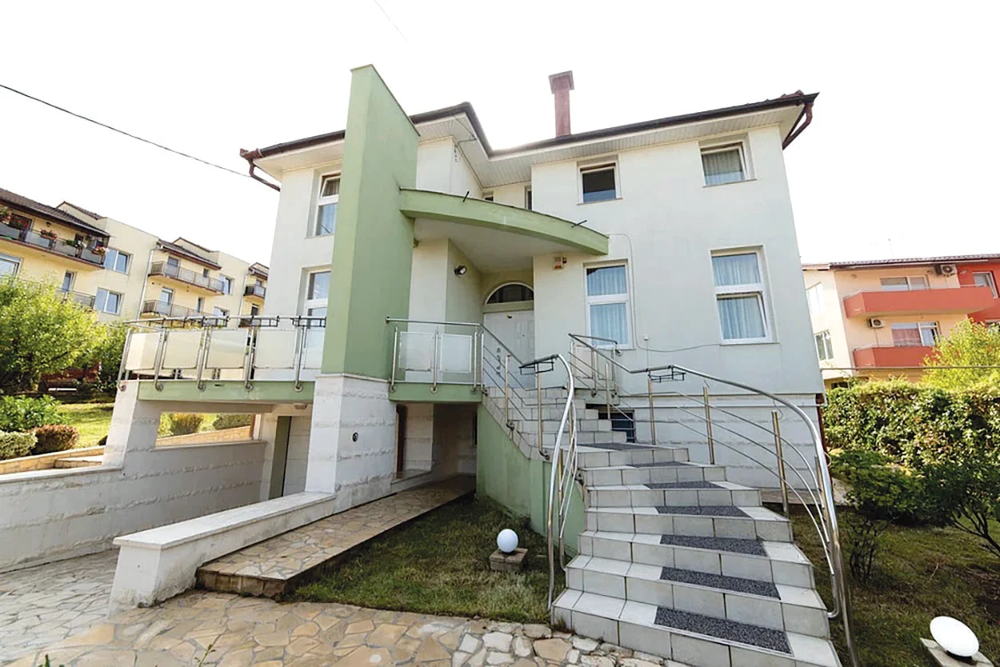 Agenţia imobiliară a afişat un preţ exorbitant pentru vila cu vedere la blocuri. Foto: Adrian Simion