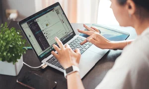 tastand la laptop, foto pixabay