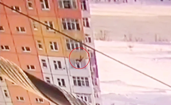 
    Căderea a fost filmată de un vecin Foto: Profimedia  