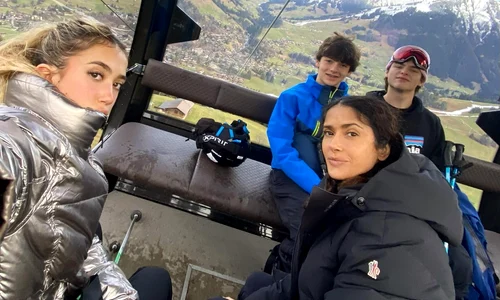 Salma Hayek, alaturi de fiica sa, Valentina, si de fiul ei vitreg, Augie, fiul fostului topmodel Linda Evangelista Instagram jpg