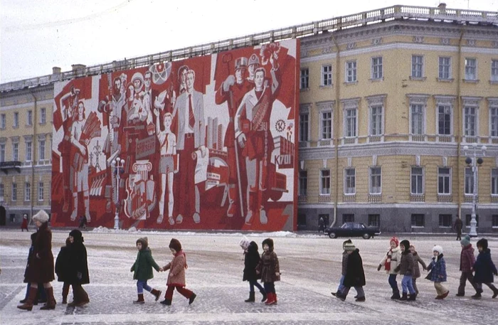 Un grup de copii traversează o piață din Leningrad, în 1983 (© Flickr / Peter)