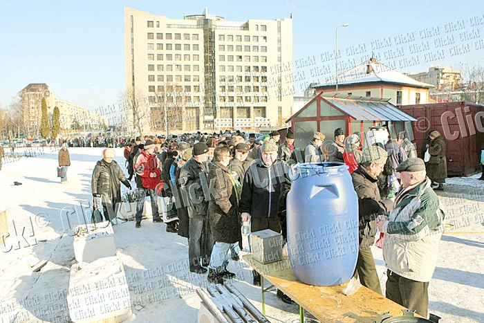 Coada de  enoriaşi s-a întins  pe o distanţă de  500 de metri