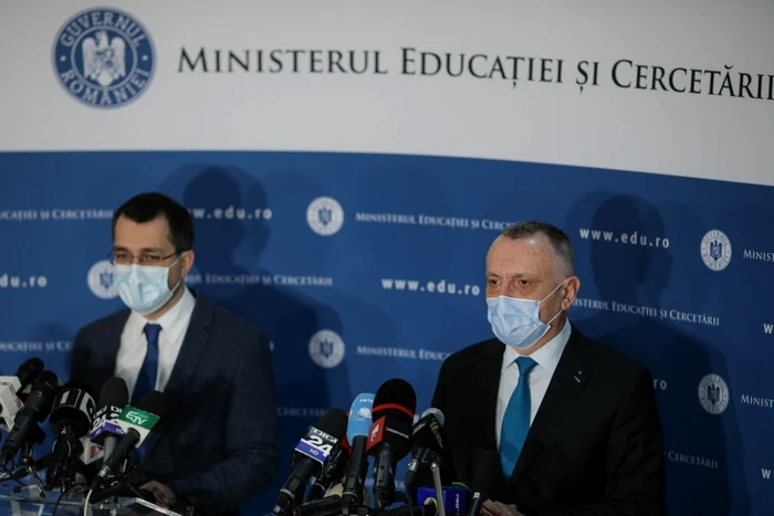 Ministrul Sănătăţii, Vlad Voiculescu (stânga) împreună cu ministrul Educaţiei, Sorin Cîmpeanu.Imagine: Inquam Photos /Octav Ganea