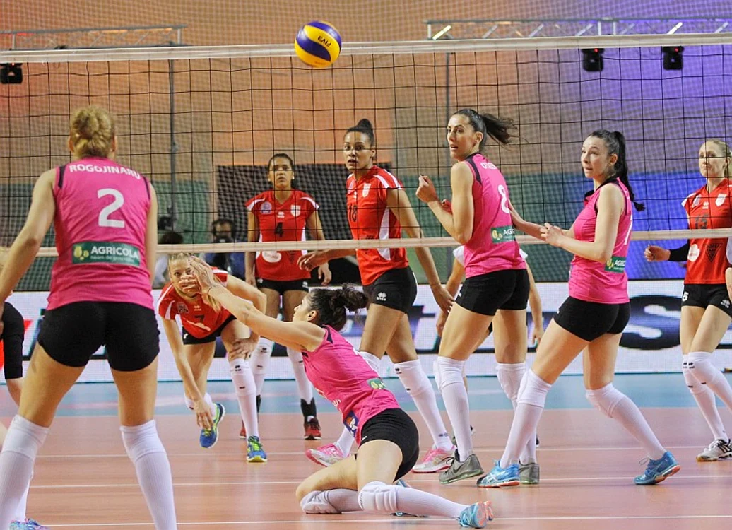 
    Voleibalistele de la Alba Blaj și Știința Bacău și-au disputat și finala Cupei României din 2017, la Piatra NeamțFoto: Sport Pictures  