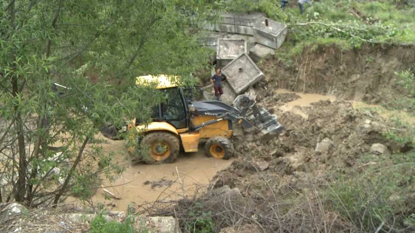 Alunecarea de teren s-a produs la o distanţă de 600-700 metri de locuinţe