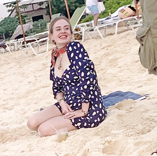 Adele s-a bronzaţ la soare pe insula Anguilla