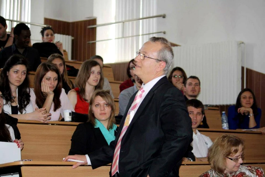 Dr. Răzvan Constantinescu