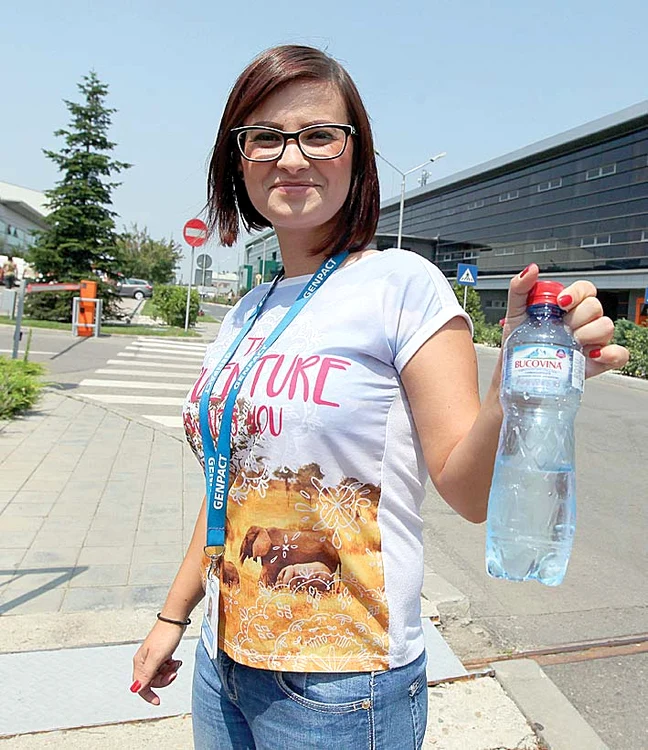”Fructe, pepene, apă. Altfel nu se poate”, spune şi Monica, de 28 ani