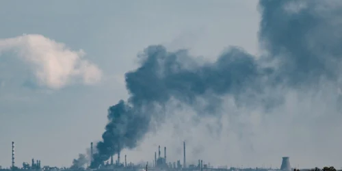 Fum negru se ridică de la centrala termoelectrică Slovianska din Donetsk | 13 octombrie 2022 | Foto AFP