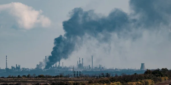 Fum negru se ridică de la centrala termoelectrică Slovianska din Donetsk | 13 octombrie 2022 | Foto AFP