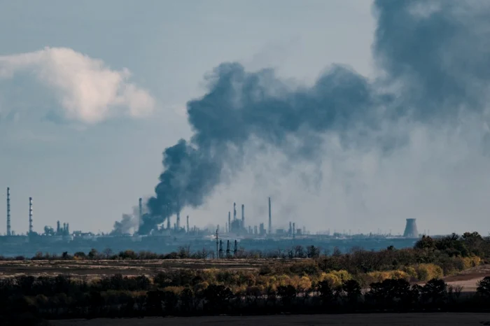 Fum negru se ridică de la centrala termoelectrică Slovianska din Donetsk 