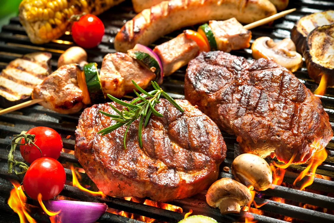 Carnea pentru grătar este mai gustoasă dacă este lăsată înainte în marinadă FOTO Shutterstock