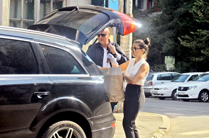 Cei doi au umplut portbagajul şi s-au mutat la mall pentru noi achiziţii