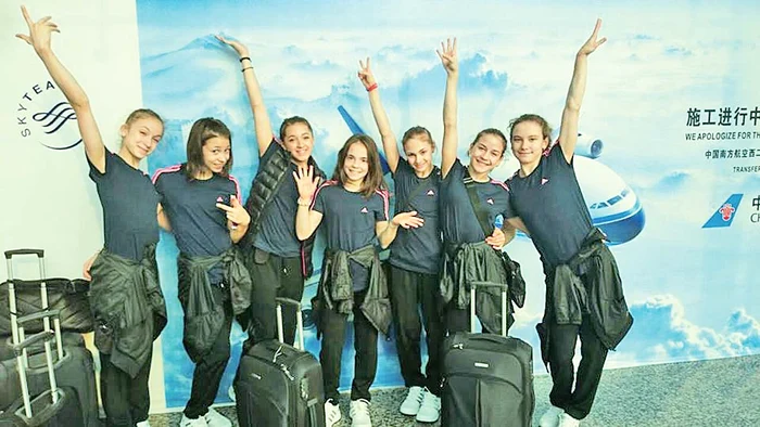 
    Gimnastele, imediat  după sosirea în ChinaFoto: Facebook  