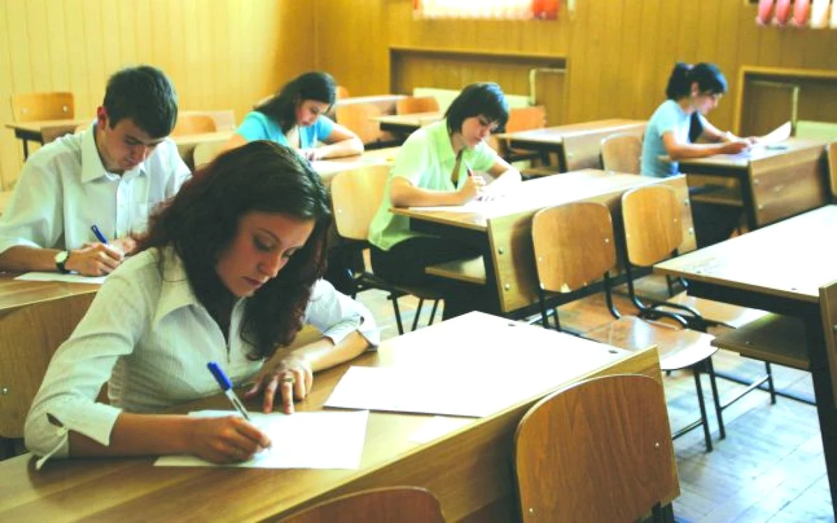 Burse pentru elevii meritorii şi pentru cei săraci FOTO Arhiva