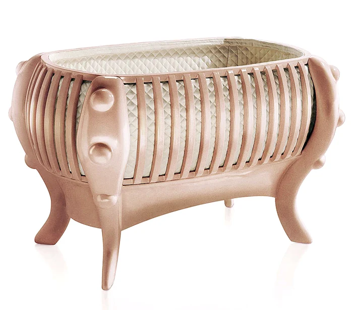 
    Păpuşa poartă diamante  