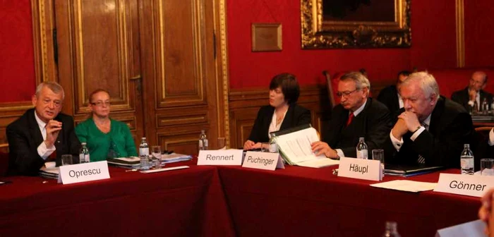 Sorin Oprescu le-a explicat oficialilor vienezi, dar şi ai celorlalte state dunărene cât de important este ca Bucureştiul să devină port la Dunăre. FOTO PMB