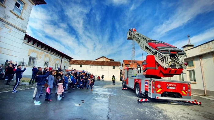 Autospecială cu scară foto ISU Dobrogea