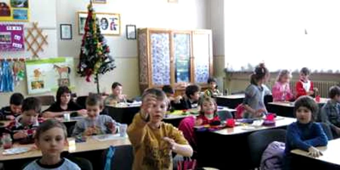 Un loc în banca din clasa I - aceasta este misiunea părinţilor cu copii de şcoală