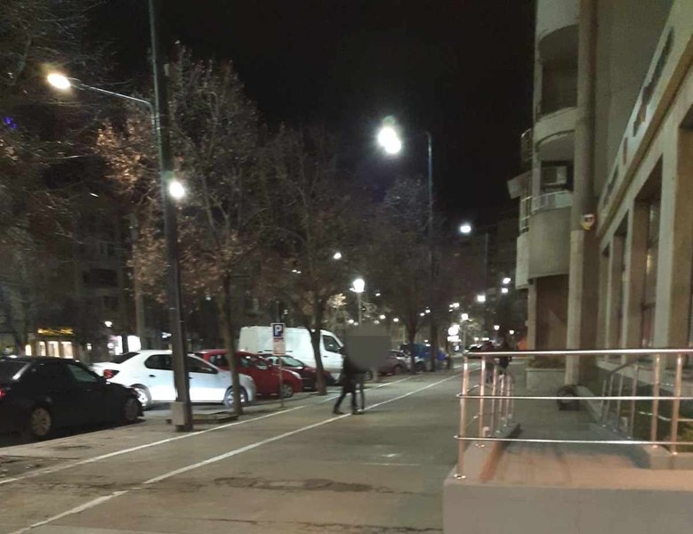 Motivul strategic pentru care prostituatele din Arad „agață” clienții direct din fața băncilor