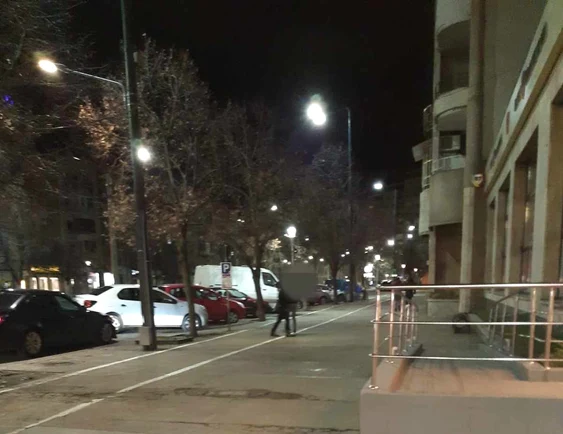 Fetele stăteau chiar în fața băncii FOTO Poliția Locală 