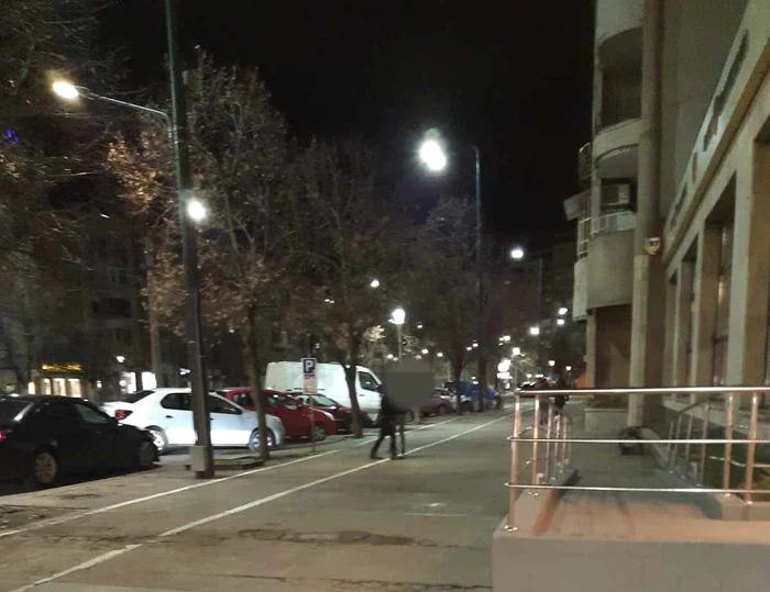 Fetele stăteau chiar în fața băncii FOTO Poliția Locală 