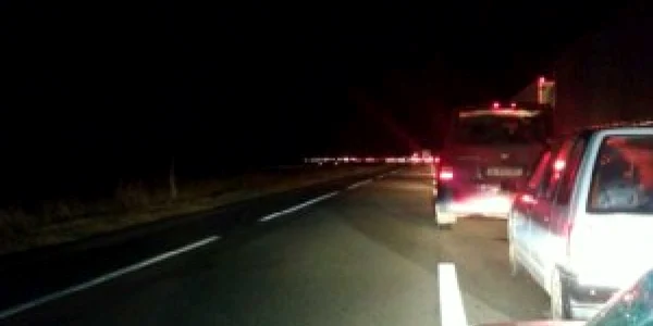 Şoferii care au avut drum pe DN 1A au rămas blocaţi în trafic miercuri seară (foto: arhivă)