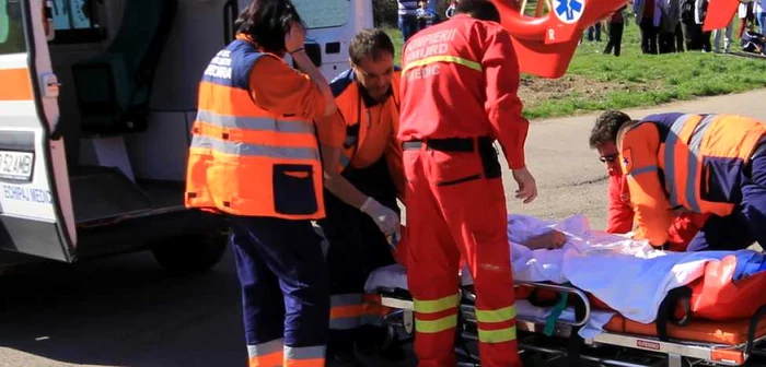 Victima va fi transportată la Spitalul de Arşi. FOTO: Daniel Guţă. ARHIVĂ.