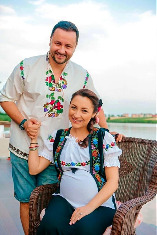 Andra şi Măruţă adoră hainele tradiţionale româneşti.