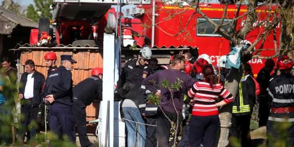 Pompierii militari de la ISU Teleorman intervin în satul Balta Sărată din Teleorma  pentru scoaterea în siguranţă a unui copil de doi ani căzut în puţul din curtea casei FOTO Dorin Constanda