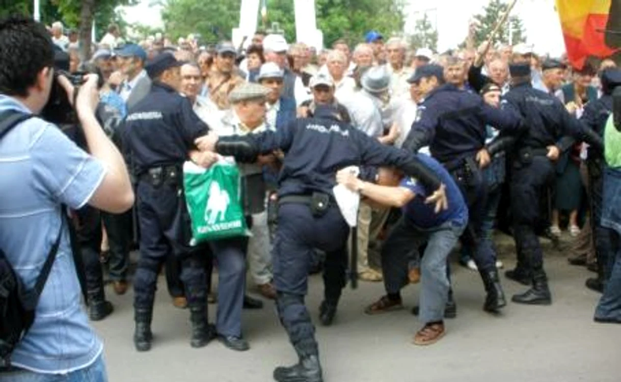 
    Pensionarii vor apela la un gest disperat pentru a atrage atenţia asupra situaţiei dramatice în care se găsesc  