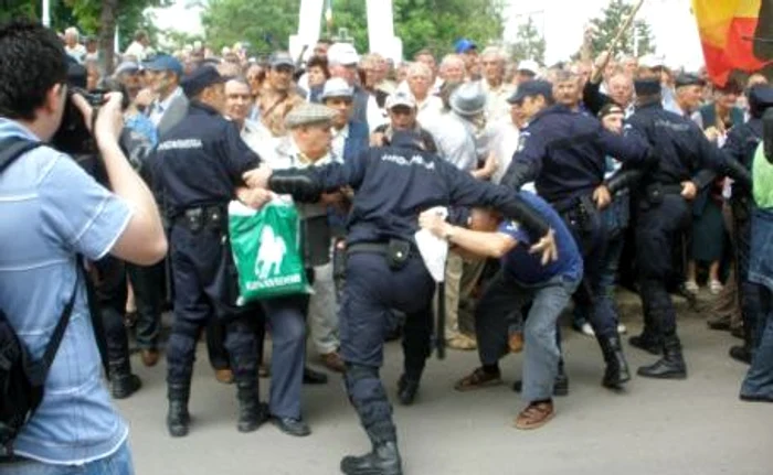 
    Pensionarii vor apela la un gest disperat pentru a atrage atenţia asupra situaţiei dramatice în care se găsesc  